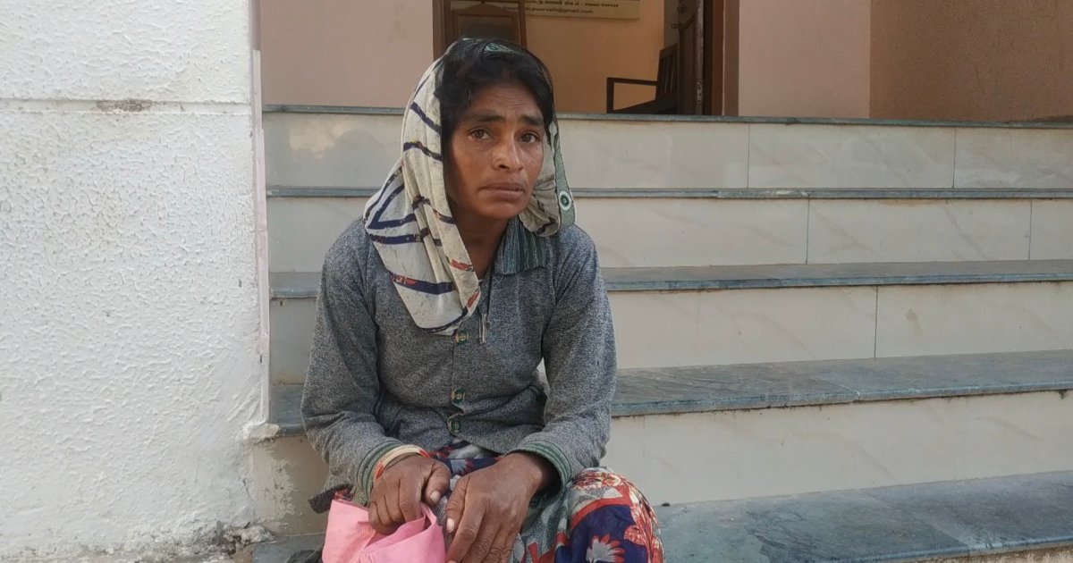 http://www.meranews.com/backend/main_imgs/HelpPoliceSickWoman_sarangpur-sick-woman-family-dispute-meghraj-police-help-treatment-gujarat_0.jpg?45
