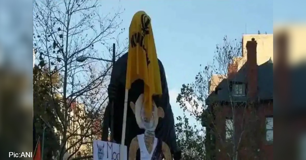 http://www.meranews.com/backend/main_imgs/MahatmaGandhiUSA_washington-dc-farm-bill-protesters-deface-and-vandalise-mahatma-gandhi-statue_0.jpg?74