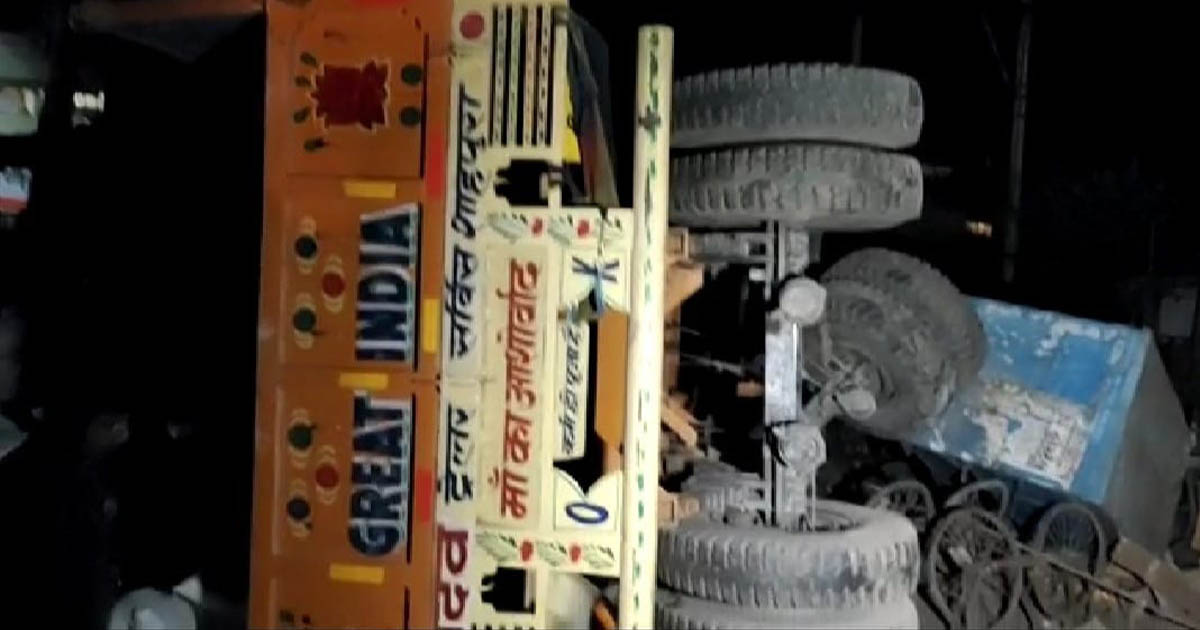 http://www.meranews.com/backend/main_imgs/accident_breaking-accident-near-shamlaji-bus-stand-two-died_0.jpg?29