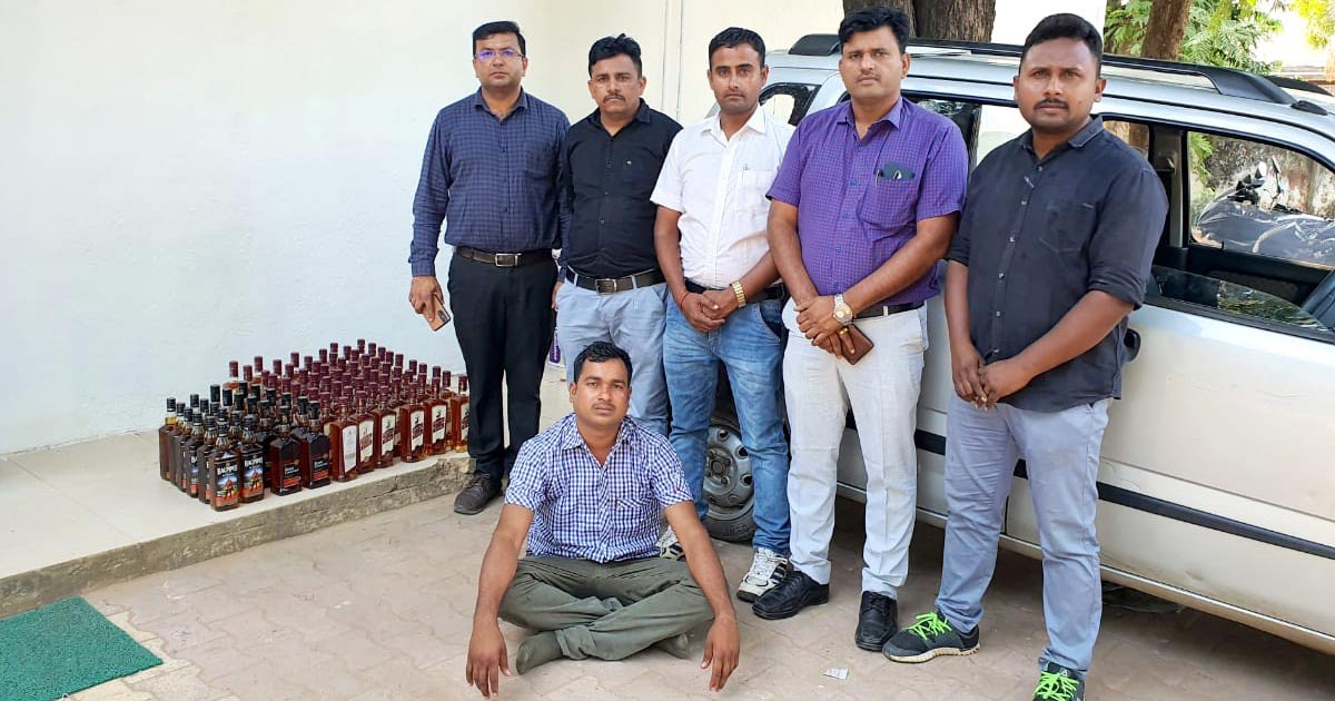 http://www.meranews.com/backend/main_imgs/ahmedabad-bootle_sabarkantha-lcb-caught-with-5000-foreign-liquor-and-car_0.jpg?98