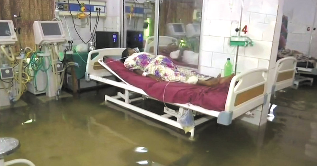 http://www.meranews.com/backend/main_imgs/bhiar-hospital_bihar-fish-seen-in-the-water-logged-inside-the-icu-of-nmch_0.jpg?82?35