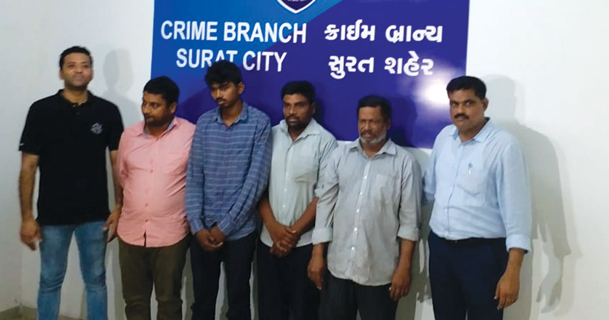 http://www.meranews.com/backend/main_imgs/surat-police_gang-of-interstate-thieves-held-confess-to-18-crime_0.jpg?20