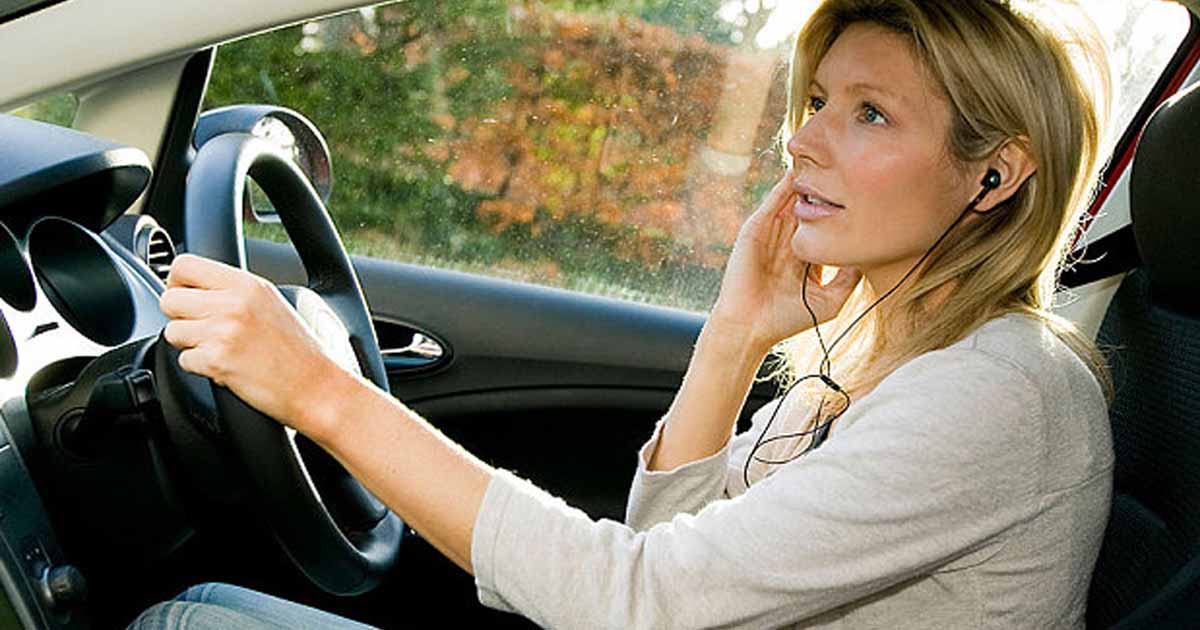 http://www.meranews.com/backend/main_imgs/usinghandsfree_use-a-hands-free-phone-while-driving-is-illegal_0.jpg?46